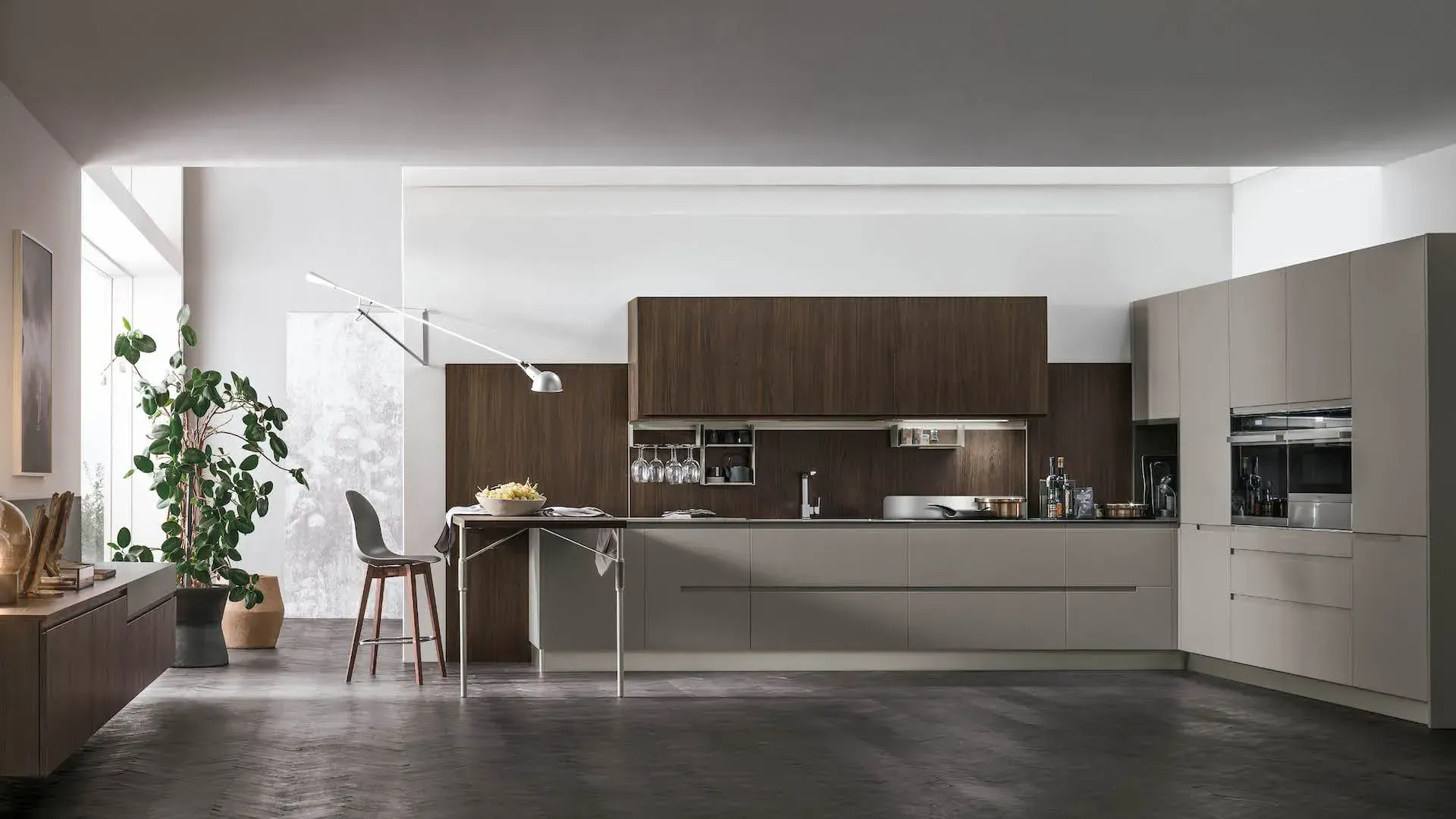 Integrated handle grip: original look, maximum functionality.