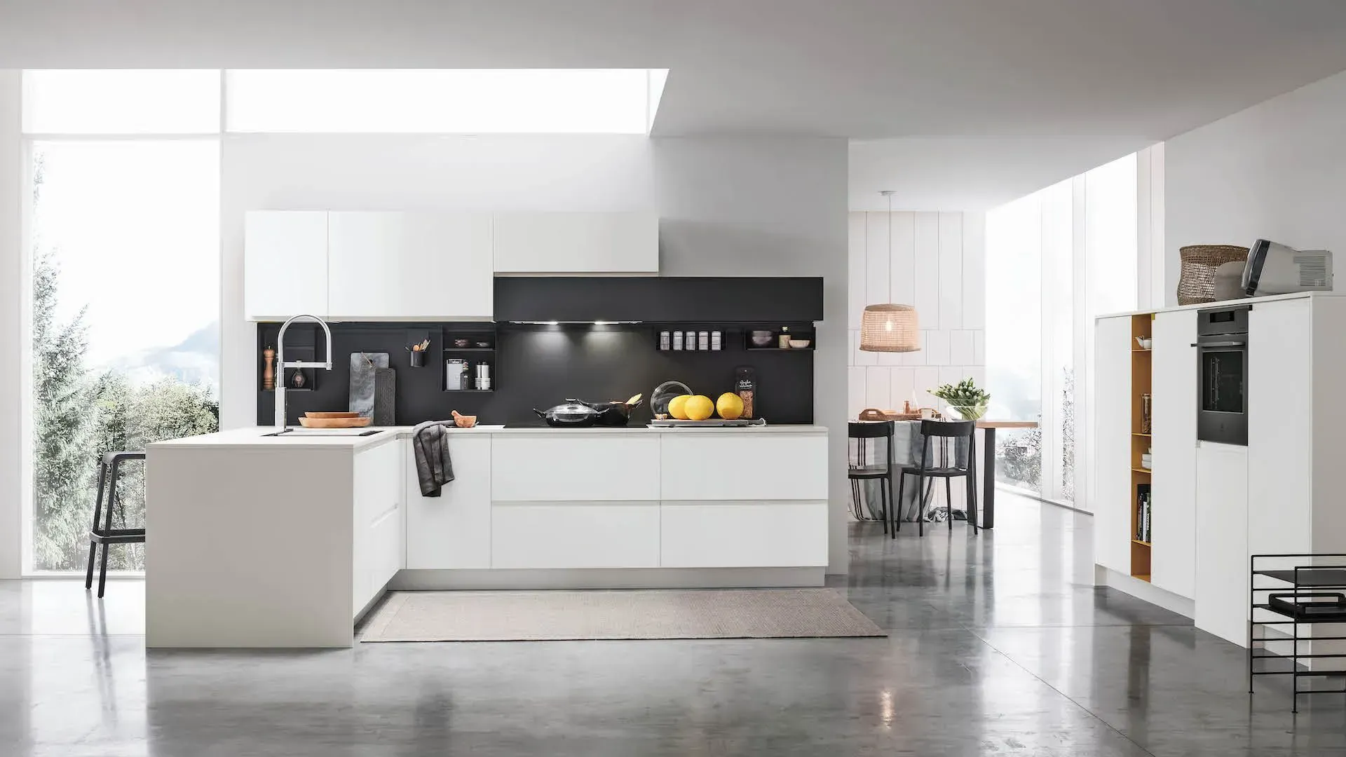 Integrated handle grip: original look, maximum functionality.